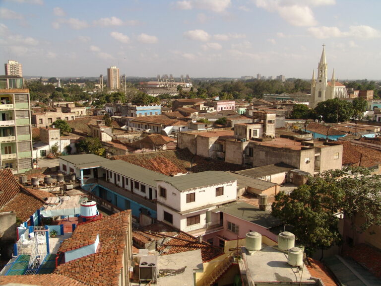 Fotografia aérea da Iglesia San Francisco (à direita) e do Estádio Cándido González (ao fundo, ao centro) em Camagüey, Cuba. Foto de Danleo-commonswiki.