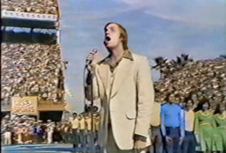 Tom Sullivan cantando o Hino Nacional no Orange Bowl.