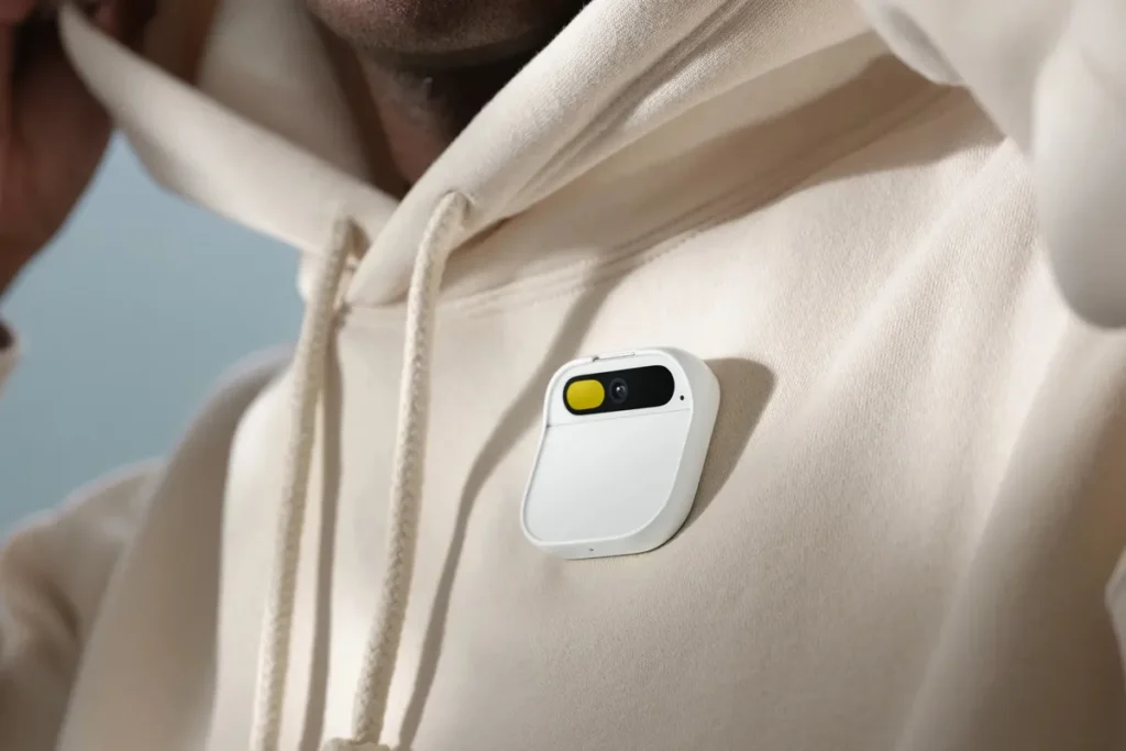 Der Humane AI Pin kann magnetisch an der Kleidung befestigt werden. Quelle: Humane Inc.